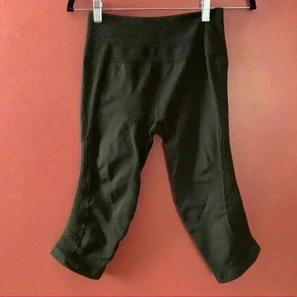 Lululemon Gray Capris - Picture 1 of 5